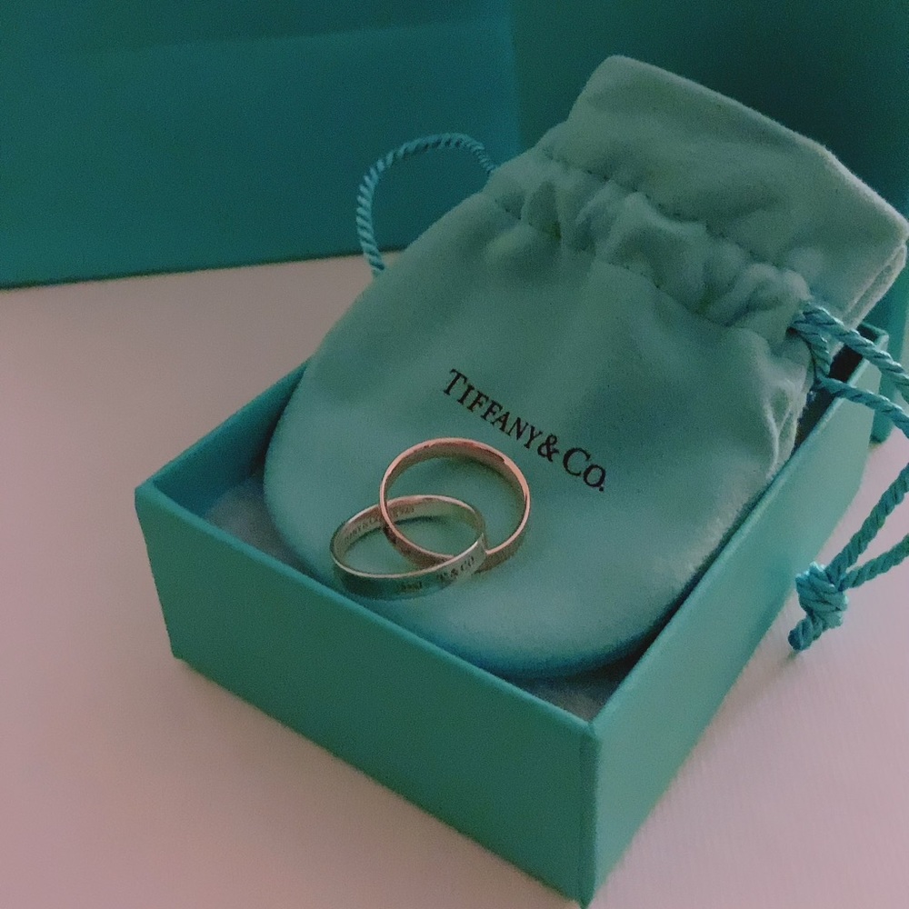 𝓣𝓲𝓯𝓯𝓪𝓷𝔂 & 𝓒𝓸 
Interlocking Circles Ring